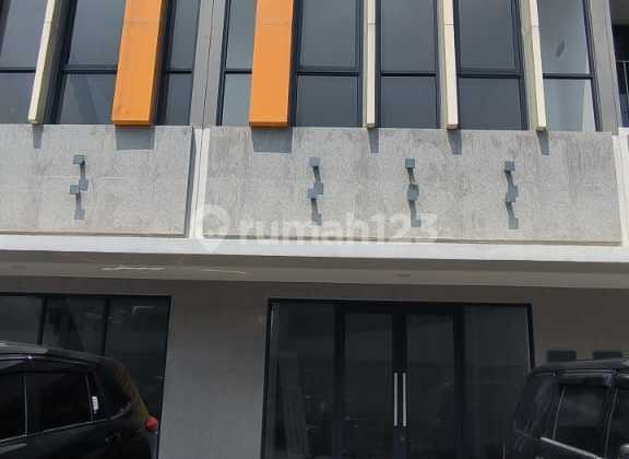 For Rent/Sale Row of Shophouses in The Loop, BSD City