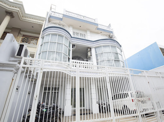 Di Jual Rumah Cantik dan Bagus 3 Lt+ Rooftop di Citra Garden 2 Ext