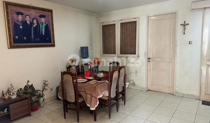 Di jual rumah 2 lt, di Daan Mogot Baru, tampak siring 2