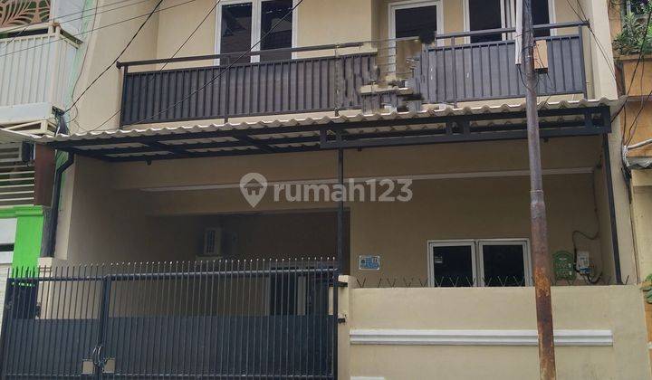 Di jual rumah bagus 2 1/4 lantai bebas banjir daerah menceng 1