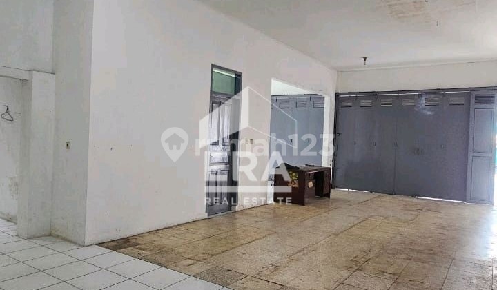 Strategic Shophouse Suitable for Business and Office on Kolonel Masturi Street. 2