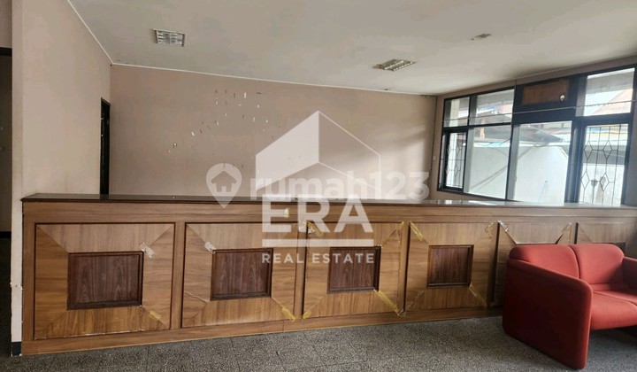 Main Road Shop House Suitable for Business on Arnold Mononutu Street, Ternate 2