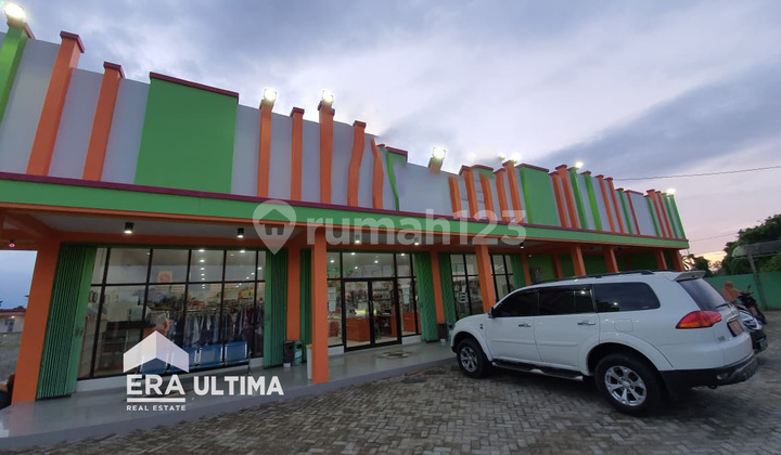 Shop House and Warehouse Building in a Busy Location on the Main Road in East North Seram, Maluku 1