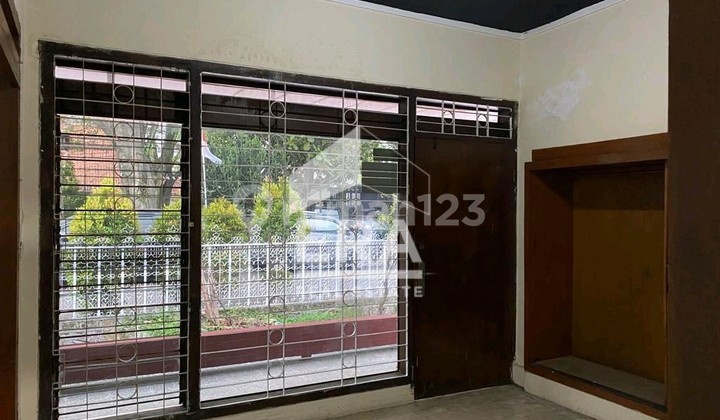 Ready-to-Occupy Minimalist House in Sayap Moh. Toha, Bandung