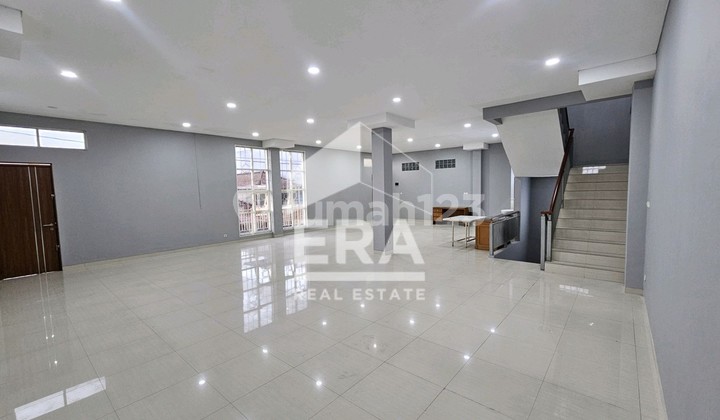 Nice Ready-to-Use Shop House Suitable for Business in Lembang 2