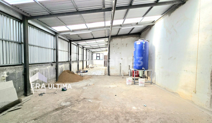 Strategic Shop House by the Road in a Bustling Lembang Area Strategic Shop House by the Road in a Bustling Lembang Area