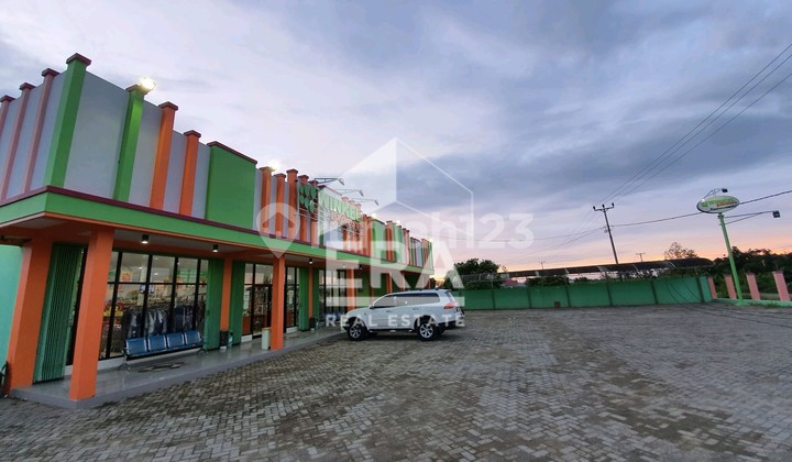 Shop House and Warehouse Building in a Busy Location on the Main Road in East North Seram, Maluku 2