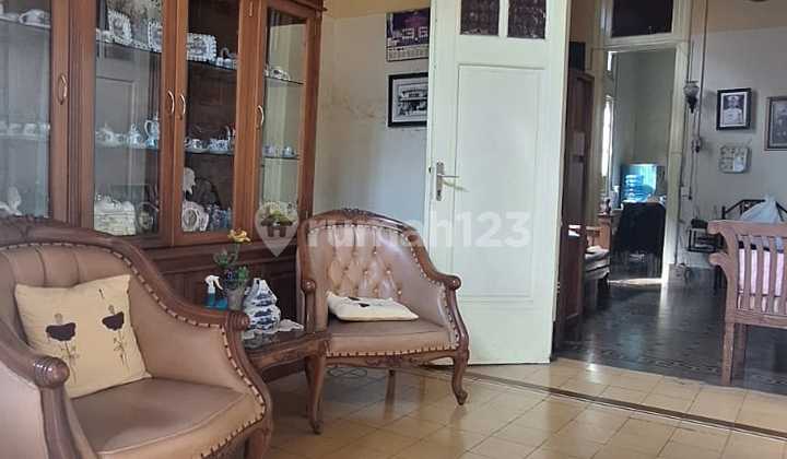 Rumah Heritage Strategis Terawat di pusat kota  Bandung