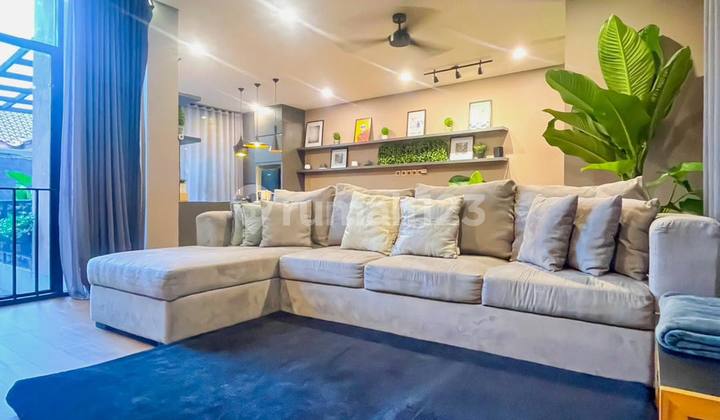 Price Drop!!! Lebak Bulus Rumah Dalam Townhouse, Halaman Luas, Interior Cantik. 2