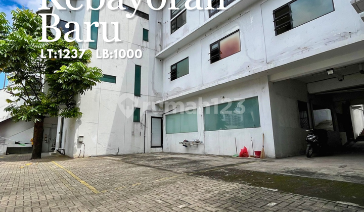 Office Building For Sale / Rent Kebayoran Baru Lokasi Strategis, Area Komersil, Bangunan 4 Lantai, Tanah Luas.