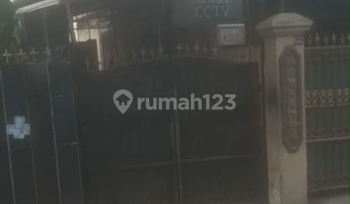 Spacious House 10 Minutes to Cililitan Toll Gate 7 Rooms Facing North J40489