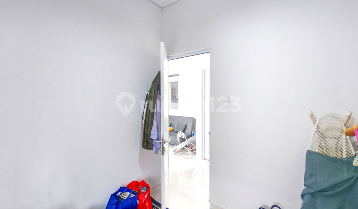 Rumah SHM 15 Menit ke Mall Paradise Walk Serpong Hadap Utara J40209 2