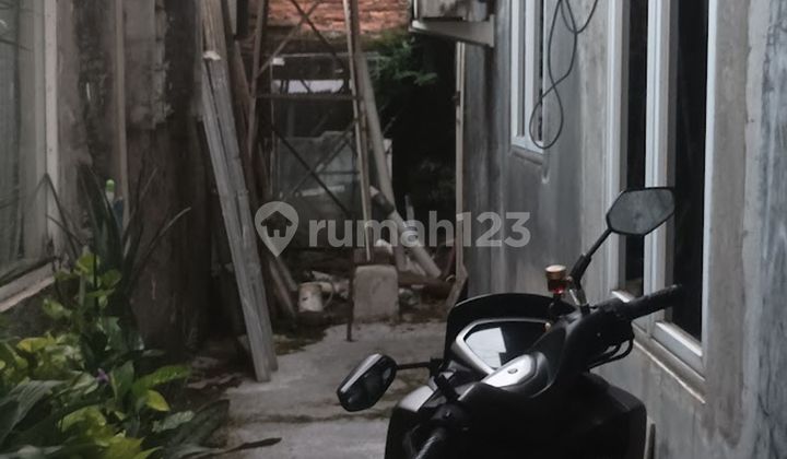 Spacious House 10 Minutes to Cililitan Toll Gate 7 Rooms Facing North J40489 2