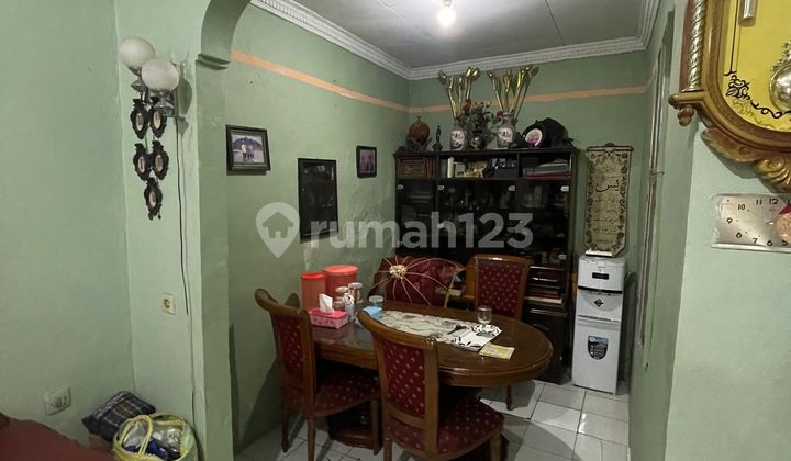 Ready-to-Occupy House in Bekasi 15 Minutes to Station and Terminal, Eligible for Mortgage J42427 2