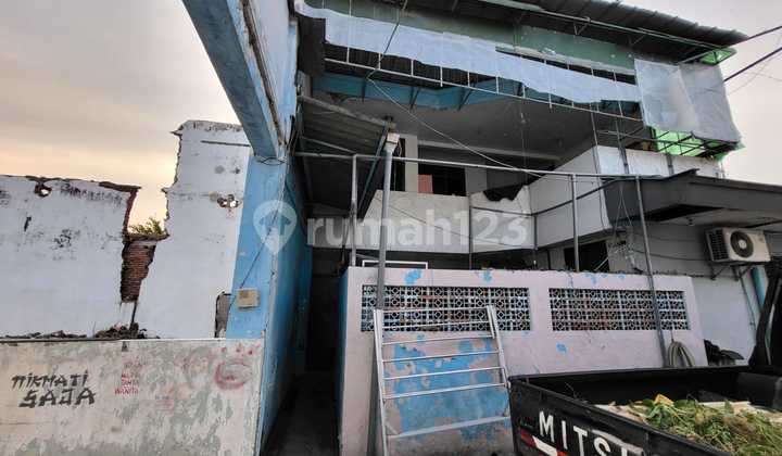 Dijual rumah + gudang di Petemon Barat Dijual rumah + gudang di Petemon Barat