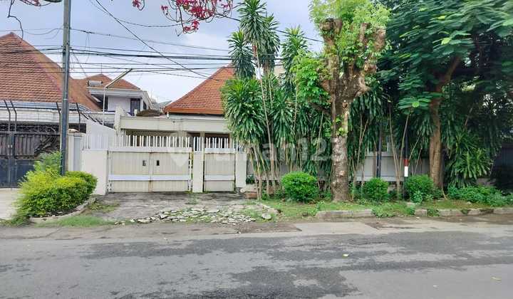 LEASE: Central Surabaya House a Step Away from Raya Darmo LEASE: Central Surabaya House a Step Away from Raya Darmo