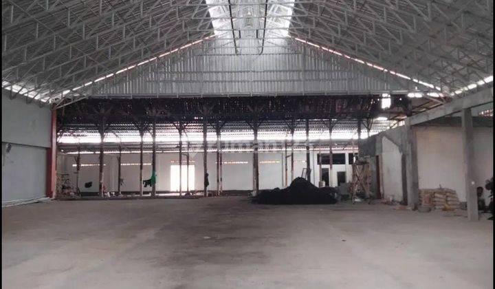 Disewakan Gedung Ex Showroom Luas Tanah 2000 m² 5