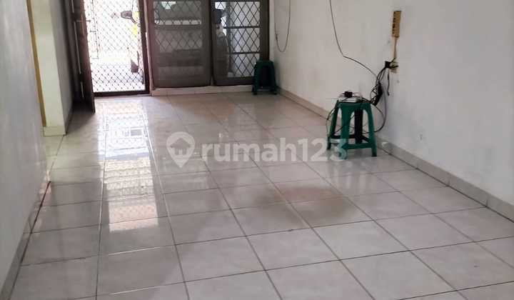 A 2.5-story Sunter STS house facing south