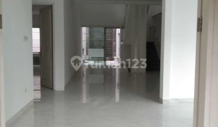 Turun Harga, Rumah 3 Lantai di Puspita Loka Sektor 32