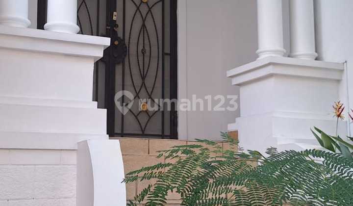 2.5-Story Florence House Pik1 - Medit Boulevard