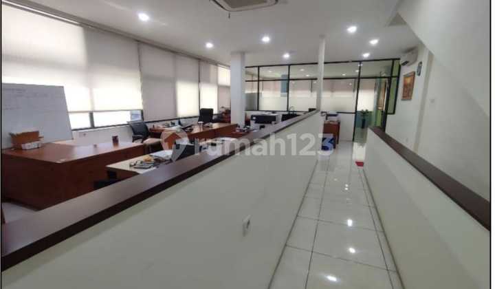 Dijual Ruko PLaza 4 lt di Kebon Jeruk, Luas 69m2, Semi Furnished