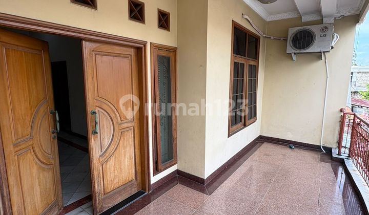 Di Jual Rumah 2 LT Kembangan Uk 6X16m2, Semi Furnish! Full Renov 2