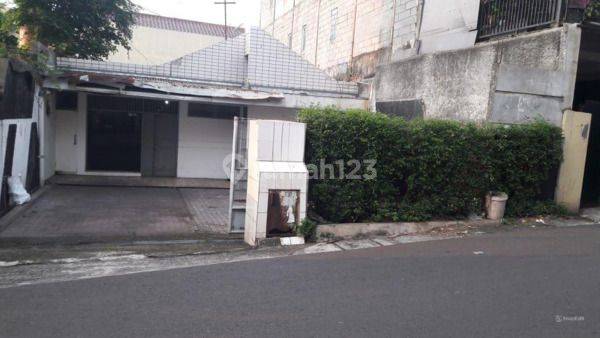 Rumah 2 lantai butuh renovasi kosong dalam kompleks Cipete 2