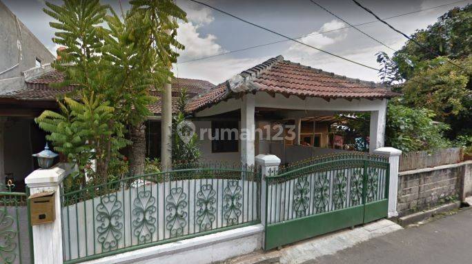 tampak depan rumah dalam komplek deplu gandaria