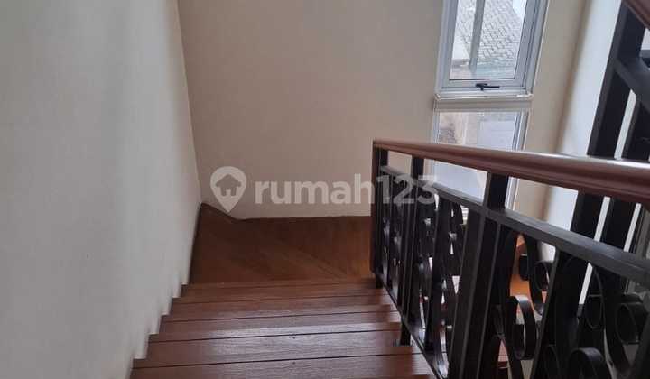 Cheap sale! 2-story Greenwich Sheffield house, in BSD City. Good location. 2