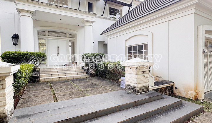 Sultan House Spacious Parking + Pool, De Maja De Park In Bsd City. 2