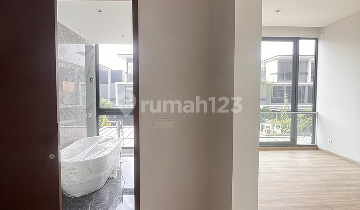 Ready to Occupy, 3-Story Luxury House Lyndon Navapark in BSD City.