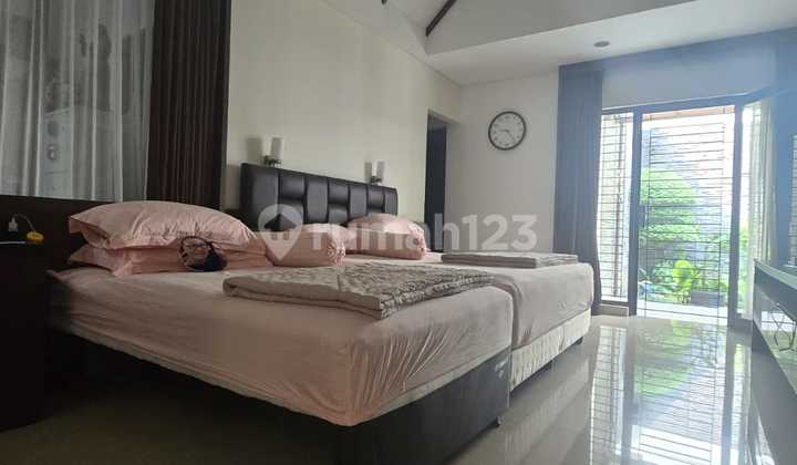 Rumah Mewah Lebar 18m, Kawasan De Park Di Bsd City. Harga Nego!  2