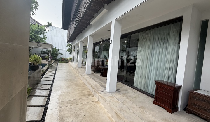 Dijual Rumah Vibe Villa di Kawasan Elite Isen Darmo Harapan