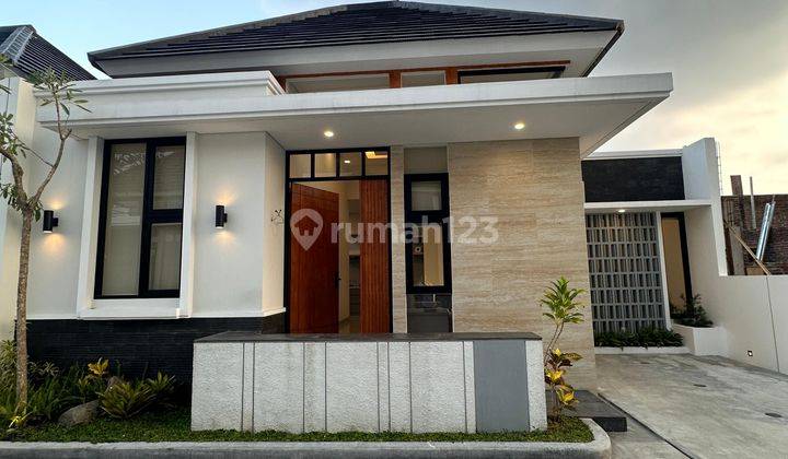 Rumah Mewah Minimalis Modern Dekat UTY 1