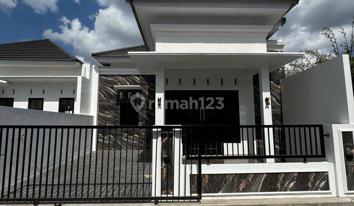 Rumah Cantik Minimalis Modern Dekat Uii  1