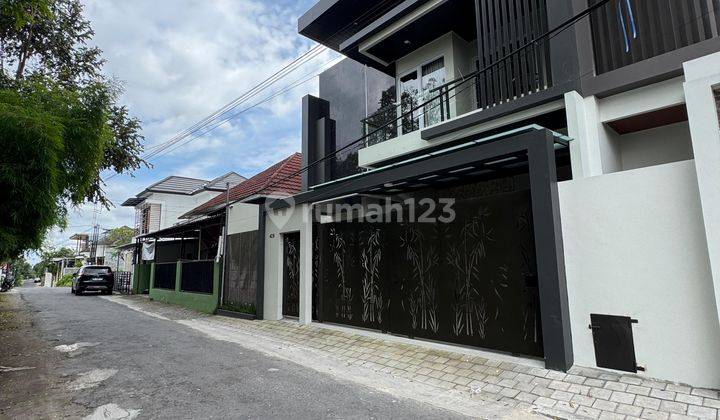 Rumah Mewah Dan Luas Model Kontemporer Di Purwomartani 2