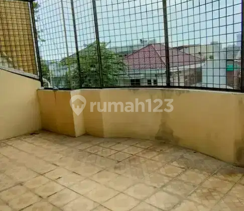 Ruko 3 Lantai Lokasi Strategis Tomang 9