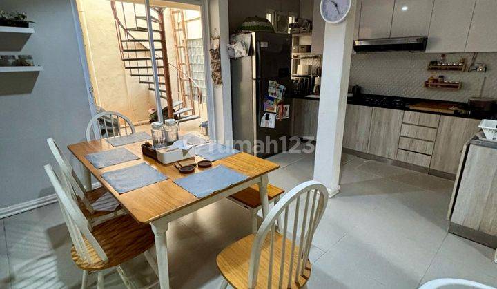 Dijual Cepat Rumah Hoek 2 Lantai di Taman Kedoya Baru Jakarta Barat 2