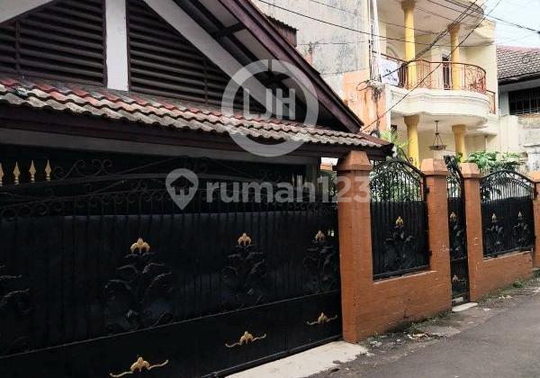 Beautiful, Comfortable, Ready-to-Occupy House in East Jakarta. 2