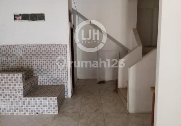 Ready-to-Use Shop House in a Strategic Location. 2