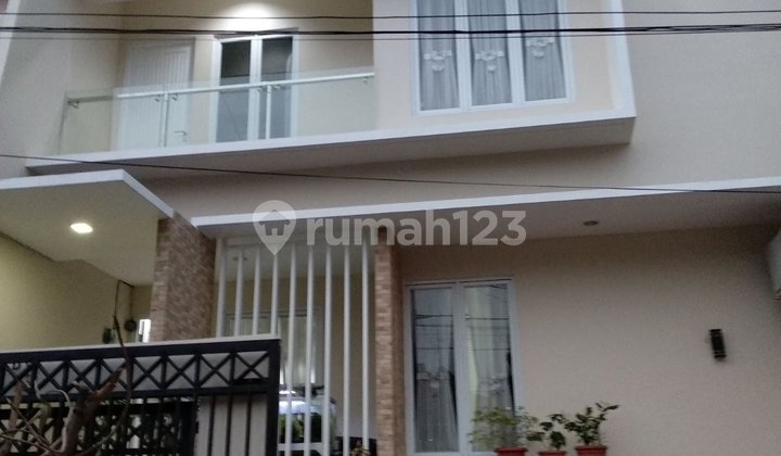 Rumah Baru 2 Lantai Lokasi Strategis Bergaya Modern di Pondok Kelapa Jakarta Timur. Suasana Aman dan Nyaman, Dekat dengan Sekolah dan Perguruan Tinggi, Dekat dengan Area Bisnis