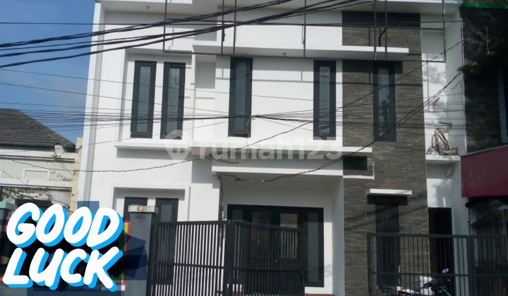 Rumah Mewah 3 Lantai di Boulevard Cibubur Country, Lokasi Sangat Strategis Dijalan Utama Rumah Mewah 3 Lantai di Boulevard Cibubur Country, Lokasi Sangat Strategis Dijalan Utama