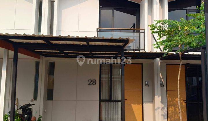 Rumah Bagus 2 Lantai Semi Furnished Bersih Dan Rapi  1