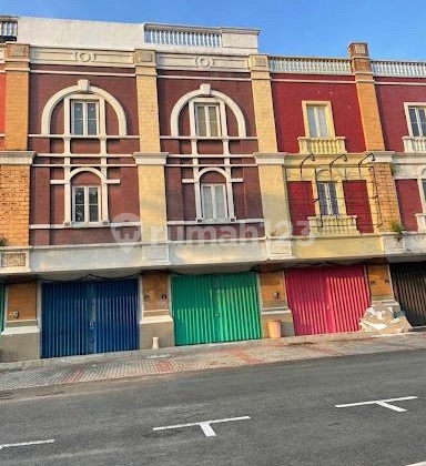 Good 3-Story Shop House, Strategic Boulevard Street Location, Suitable for Office Use Good 3-Story Shop House, Strategic Boulevard Street Location, Suitable for Office Use