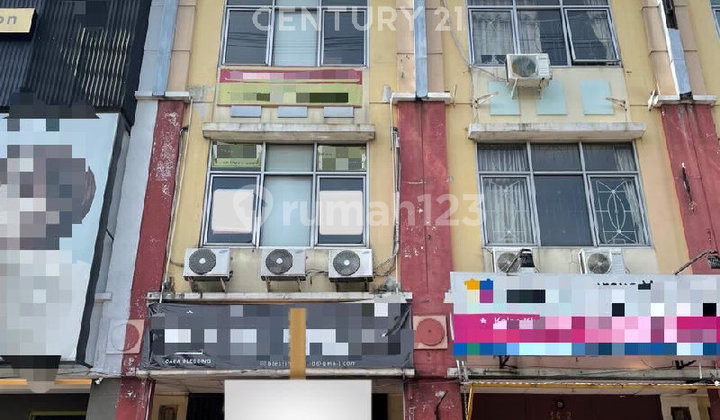 Strategic 3-Story Commercial Shophouse Near Mall, Suitable for Office