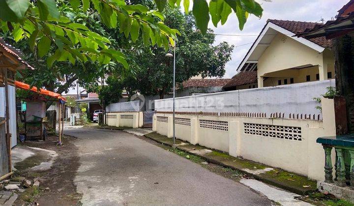 Rumah klasik halaman luas di tengah kota dekat Balaikota 2