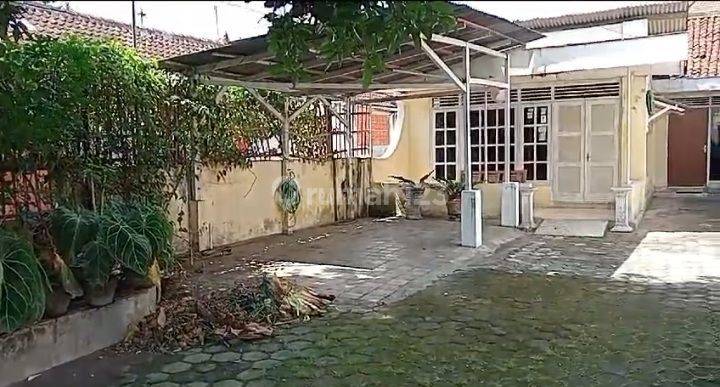 Rumah klasik dalam beteng kraton halaman luas 2