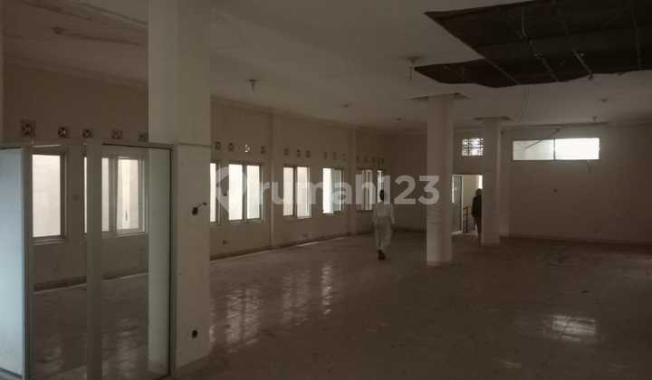 For Rent Office Building on Palagan Street with Spacious Parking.