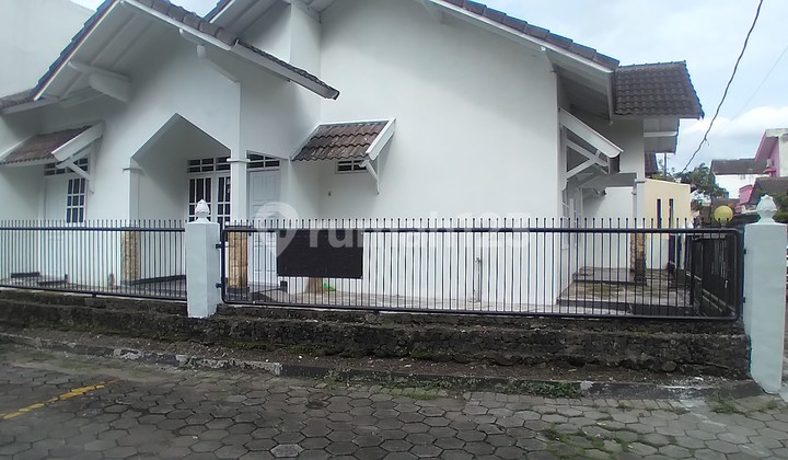 Rumah Dalam Perumahan Dalam Kota Dekat Pasty 1