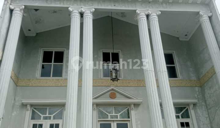 For Rent Office Building on Palagan Street with Spacious Parking.